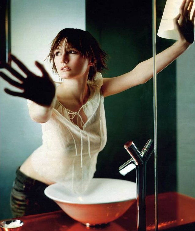 Emily Mortimer goes-nude