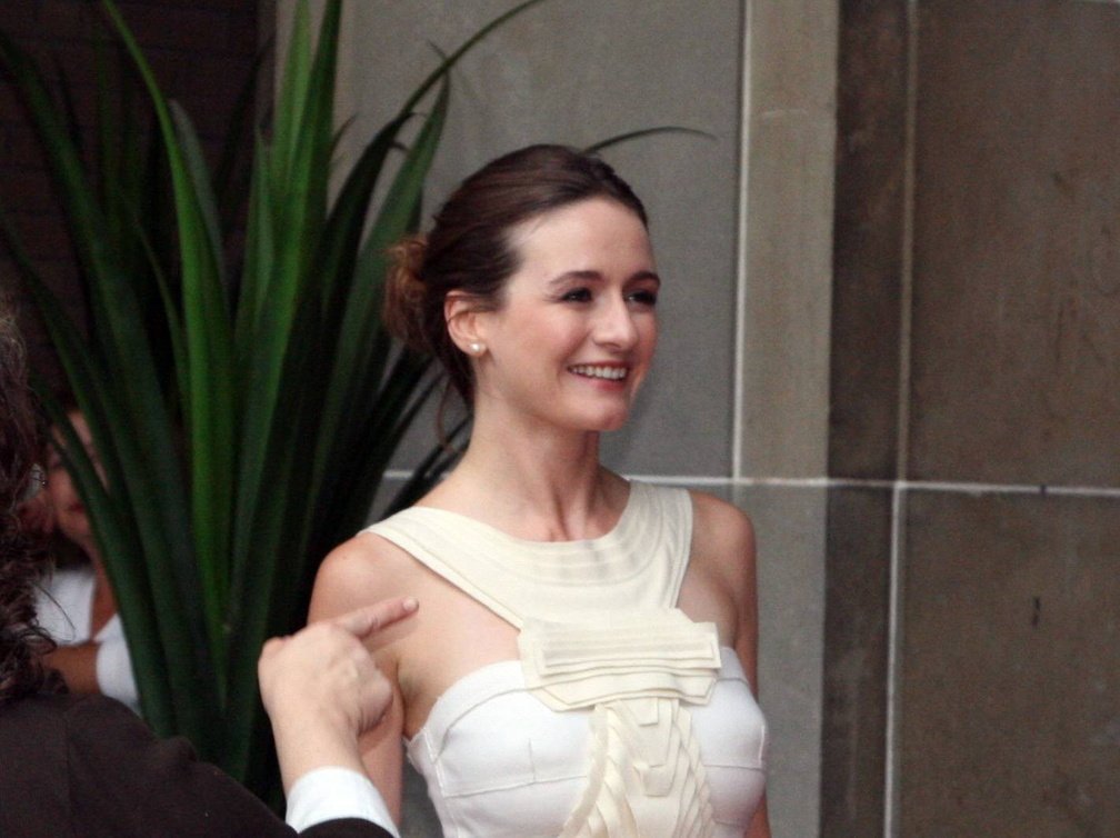 Emily Mortimer goes-sexy