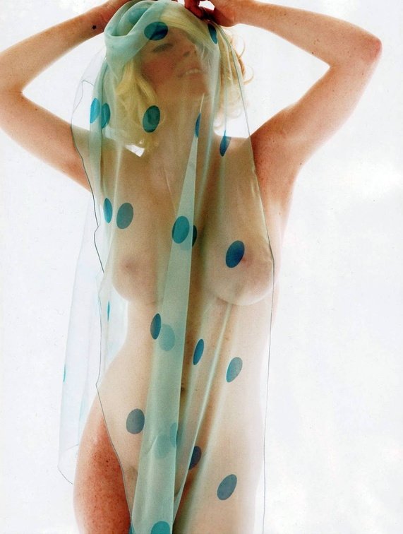 Lindsay Lohan goes-nude