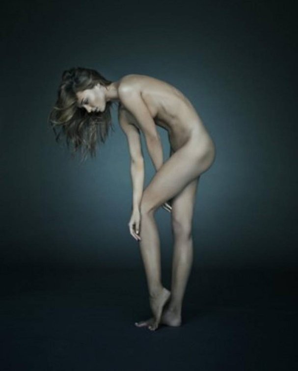 Miranda Kerr goes-nude